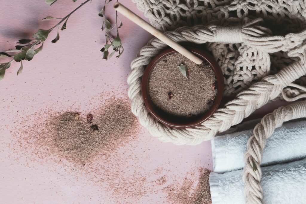 Comment faire un gommage naturel : recettes simples et efficaces pour une peau douce